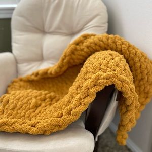 Honeybee Chunky Knit Blanket (35x50) Size Small